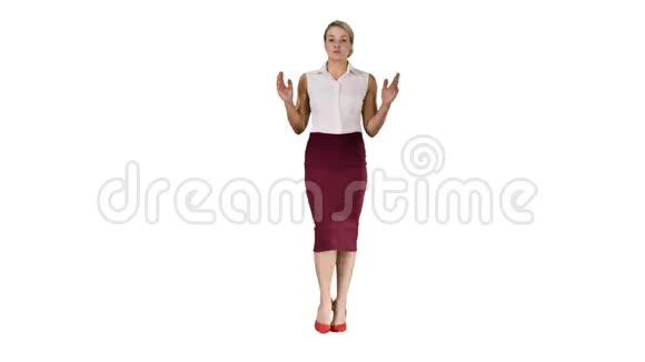 穿着正式服装的年轻漂亮的开朗女人走着对着镜头说话指着白色的一面视频的预览图