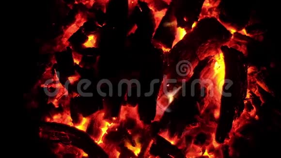 与火焰和火花在大自然上的篝火晚安黑煤顶部视图视频的预览图