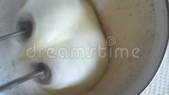 在平底锅中用搅拌器搅拌奶油视频的预览图