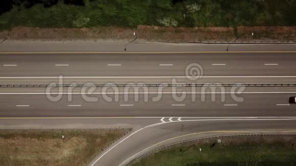高速公路交叉口汽车桥和移动汽车的俯视天桥视图视频的预览图