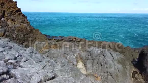 葡萄牙马德拉岛Seixal景观4K视频有熔岩岩石和清澈的海水视频的预览图