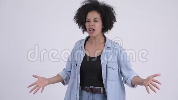 年轻愤怒的非洲女人说话抱怨视频的预览图