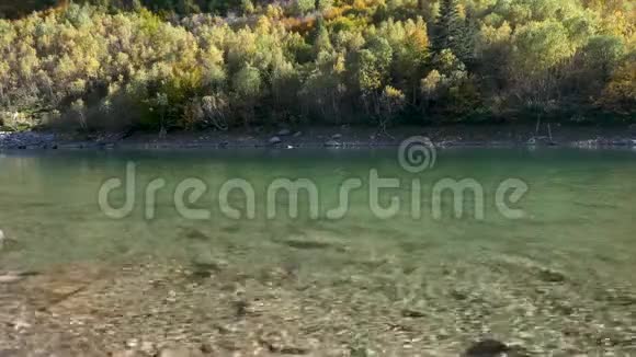 秋天美丽的山湖视频的预览图