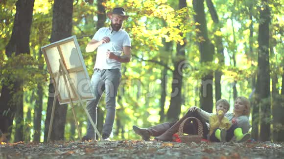丈夫艺术家画秋天自然快乐的秋家视频的预览图