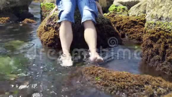 人脚被海浪冲刷用海水和漂浮的海藻采摘4k视频的预览图