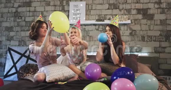 在生日聚会上一群青少年朋友在一间现代化的卧室里玩气球穿着一件有趣的衣服视频的预览图