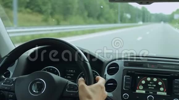在驾驶过程中毒蛇清洗脏挡风玻璃视频的预览图