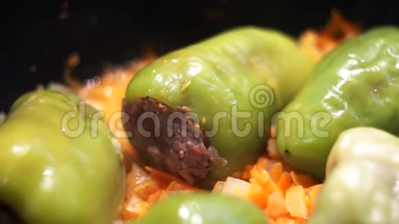 特写镜头中的沸腾大辣椒填充肉末和米饭覆盖在红色酱汁视频的预览图
