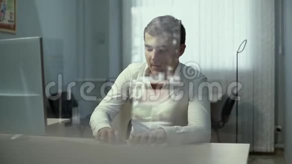 休闲商人在光办公室工作坐在办公桌前用键盘打字视频的预览图