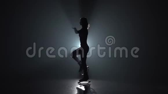 穿着运动服的女士在kangoo跳鞋做运动视频的预览图