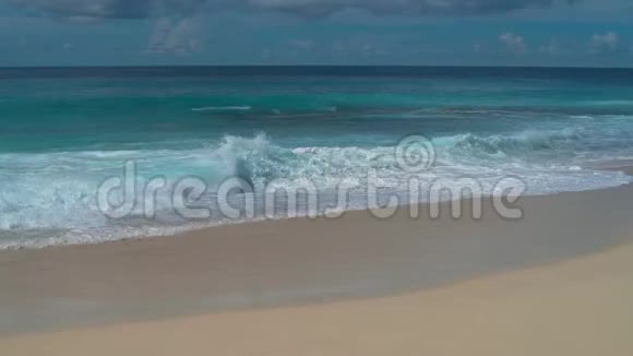 塞舌尔马河岛海浪视频的预览图