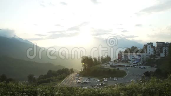 俄罗斯索契市克拉斯纳亚波利亚纳市夏季风景秀丽群山中出现傍晚的雾视频的预览图