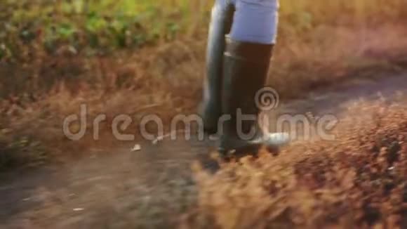 穿着橡胶靴的人在路上行走腿部特写视频的预览图