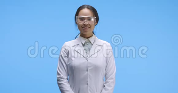年轻女科学家的肖像视频的预览图
