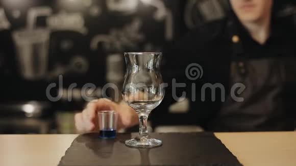 咖啡师将蓝色液体倒入玻璃杯的特写镜头视频的预览图