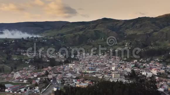 厄瓜多尔ElTamboAndes镇鸟瞰图视频的预览图