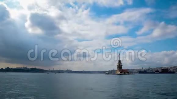 少女塔或KizKulesi在Bosphorus上乘坐浮动旅游船视频的预览图