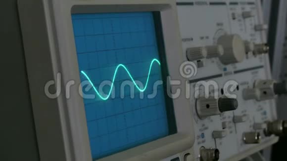 示波器上的振幅图一个人按下设备上的按钮几何线改变形状视频的预览图
