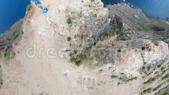 峰的鸟瞰图无人机飞过高的岩石和海岸线视频的预览图