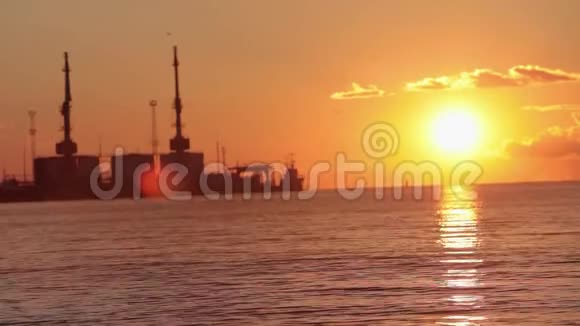 美丽的金色大海日落美丽的云视频的预览图