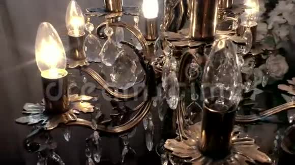 落地灯用灯泡模拟蜡烛视频的预览图