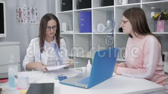 心理医生办公室年轻女孩和医生谈话视频的预览图