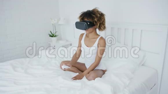躺在床上戴着VR眼镜的内容女性视频的预览图