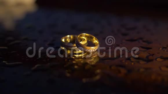 婚礼上的金戒指在烟雾和水滴中视频的预览图