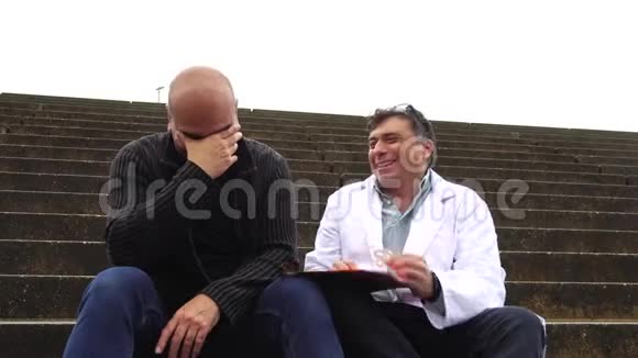 医生和病人坐在户外视频的预览图