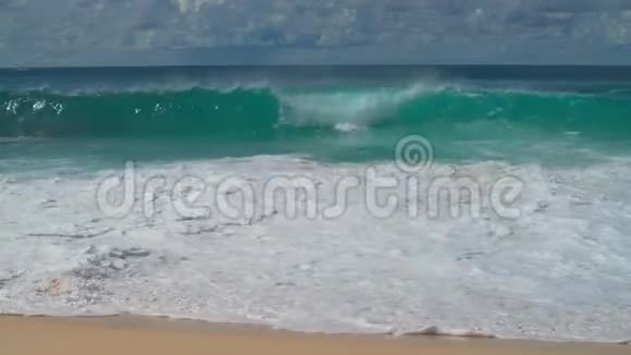 塞舌尔马河岛海浪视频的预览图
