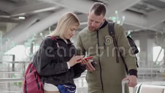 男人在机场用智能手机和女人说话视频的预览图