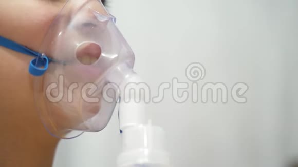 青少年通过吸入面罩吸入面部视频的预览图
