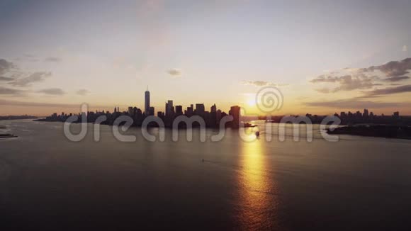 迷人的无人机空中全景飞行在温暖的橙色傍晚日落天空上空纽约城市流行的天际线城市景观视频的预览图