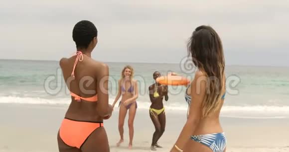 一群混血女朋友在海滩上玩飞碟视频的预览图