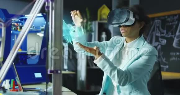 女科学家使用VR耳机视频的预览图