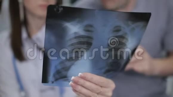 几位医生讨论了一位看胸部X光片的病人的治疗方法医生在工作间喝茶视频的预览图