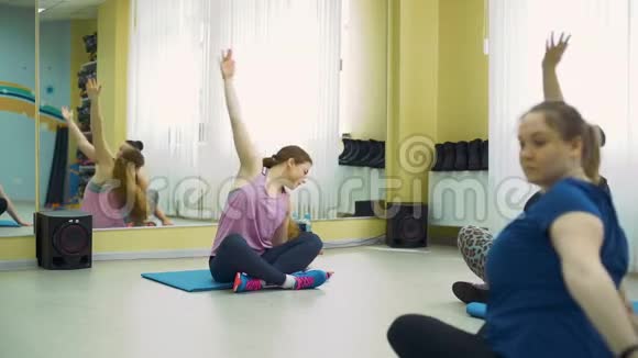超重女性在健身房体操视频的预览图