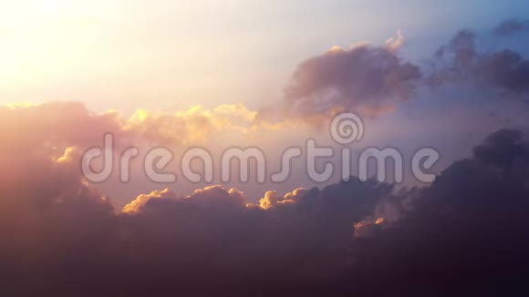 浪漫的天空有大美丽的云彩视频的预览图