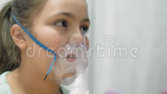 青少年通过吸入面罩吸入面部视频的预览图