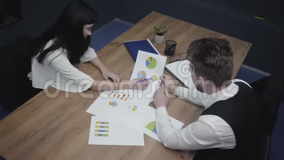 图形数据模板表的俯视图业务人员分析增长率和趋势工作场所办公室视频的预览图