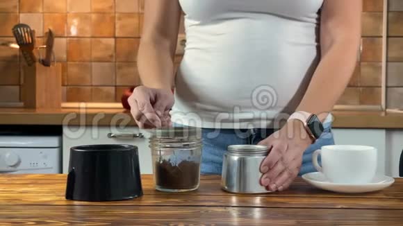 女人正在厨房里煮黑咖啡视频的预览图