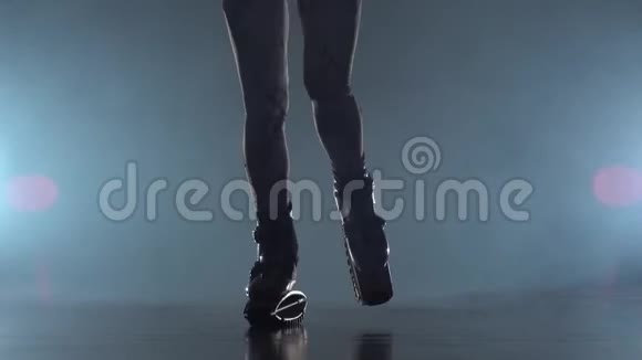 康古跳鞋的腿部特写动作与阴霾视频的预览图