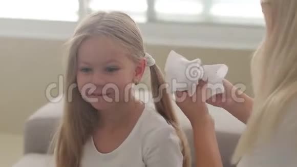 母亲给女儿梳头手上的头发视频的预览图