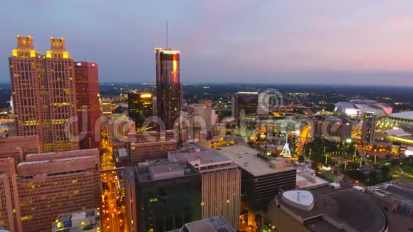 亚特兰大空中鸟瞰市中心交通灯和飞行直升机在黄昏时摄像机移动视频的预览图