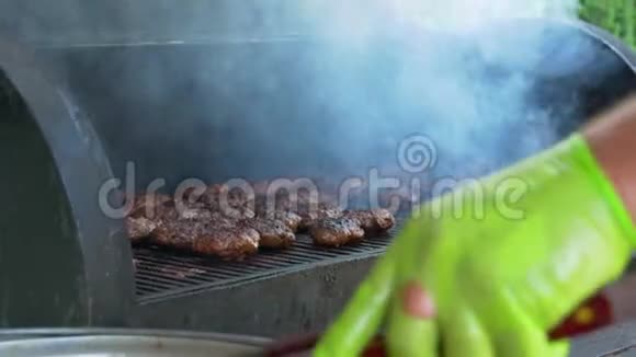 烤牛肉汉堡视频的预览图