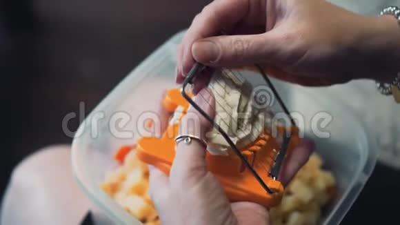 那个女人做沙拉她把鸡蛋切成碎片她手里拿着一个特殊的工具视频的预览图