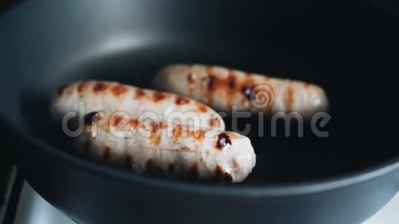 加热煎锅并将香肠涂成棕色快关门视频的预览图