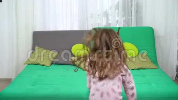 两个穿着睡衣的小女孩跳到沙发上开始枕头大战视频的预览图