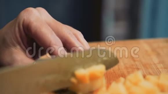 切煮土豆的同时特写刀锋准备沙拉的过程视频的预览图