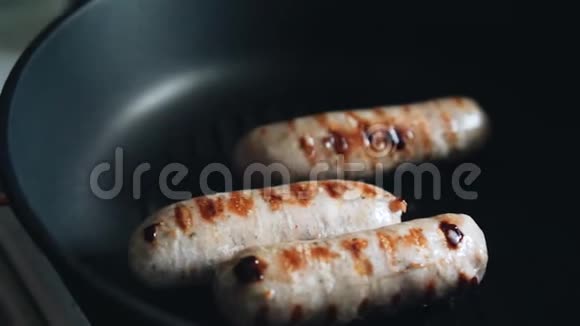 在平底锅里特写炸香肠美味的食物令人垂涎三尺视频的预览图